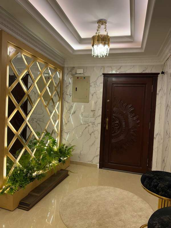 شقه للبيع كاش بمدينتي 176متر في الb8 تشطيبات سوبر لوكس