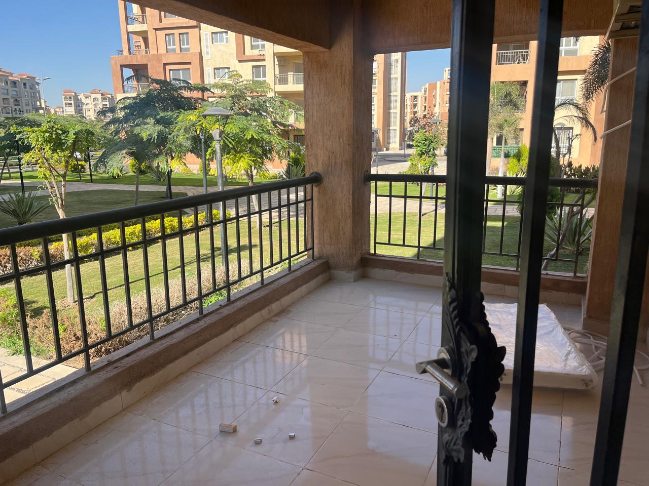 شقه ارضي 108م للبيع الكاش في B8 فيو جاردن ومجري السيل