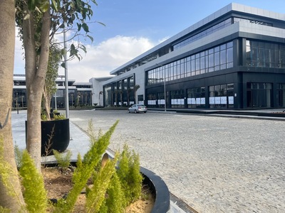 محل تجاري للايجار بمنطقة east hub  واجهتين 37م 