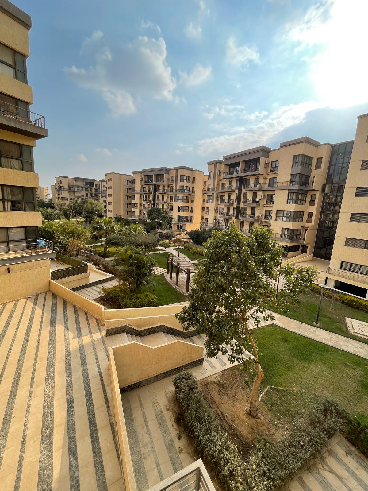 بمدينتى شقة 143 م2  للبيع كاش تطل على جاردن