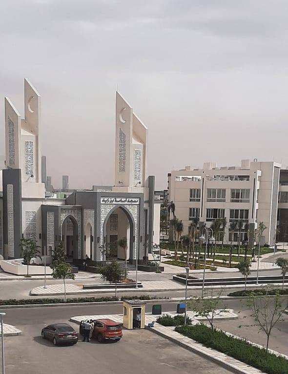 شقة للبيع الكاش وايد جاردن بB10 بجوار منطقة الخدمات 140م 