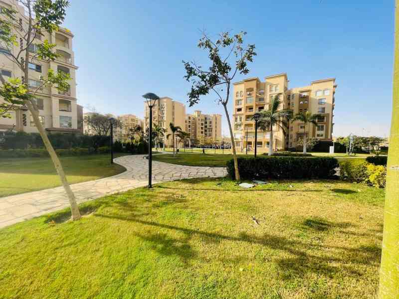 شقه للبيع كاش بمدينتي 237متر+55حديقه  في الb3