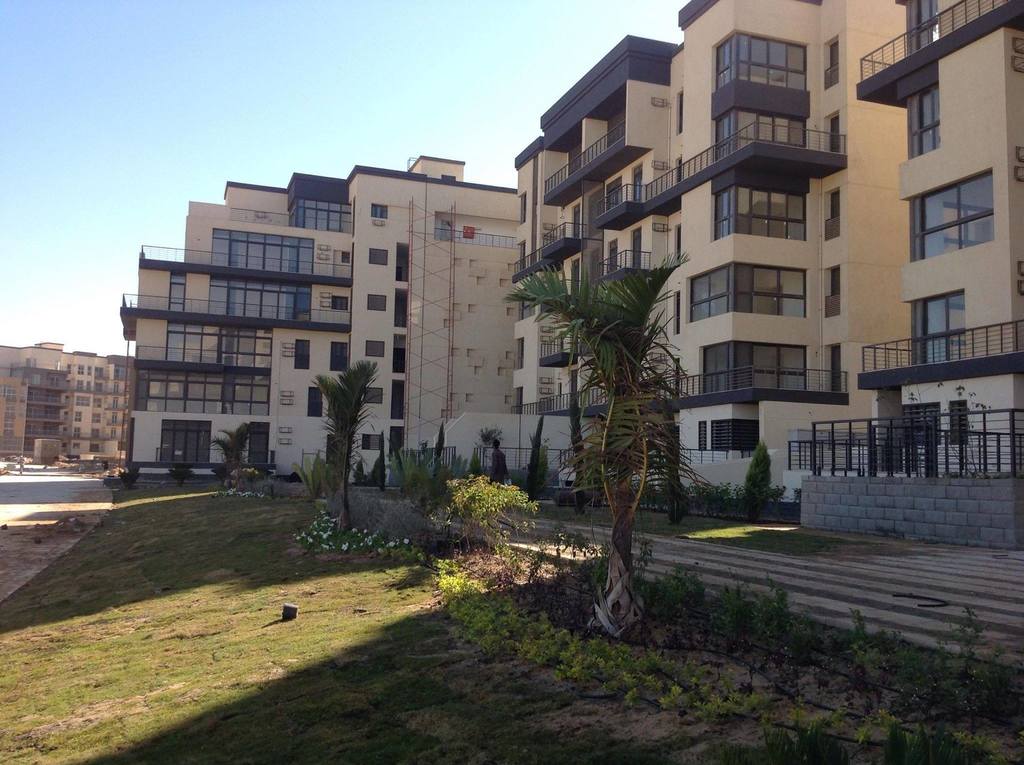 شقه للبيع كاش بمدينتي 150متر +60حديقه  في الb8تطل  علي جاردن