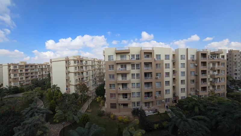 شقه للبيع كاش بمدينتي 132 م في الb6 تطل علي جاردن فيو