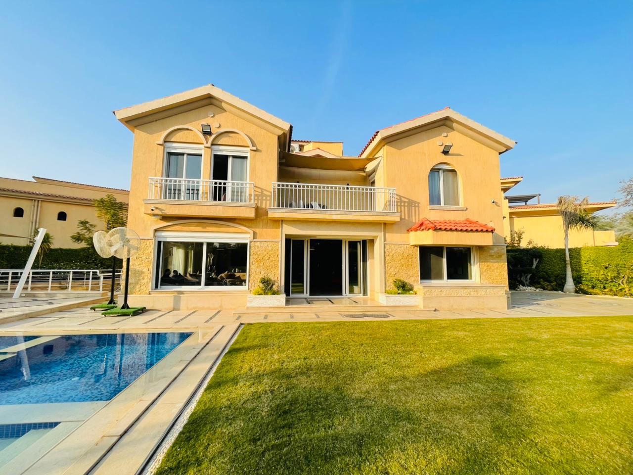 فيلا للبيع بمدينتي بآعلي مستوي تشطيب 1150متر بانوراما 