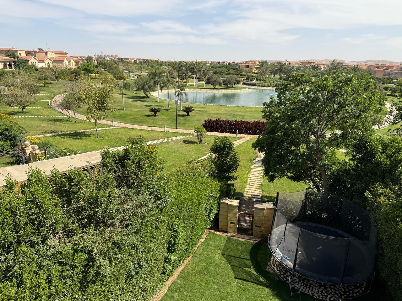 فيلا نموذج H صف اول علي البحيرات المائيه تشطيبات خاصه 