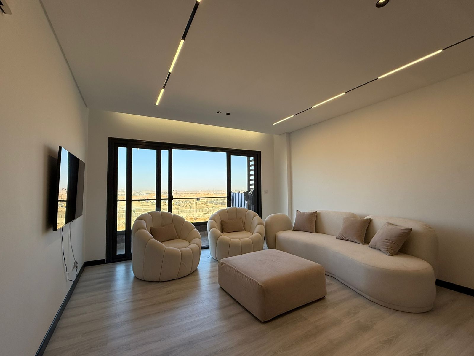 بمدينتى شقة 131 م2 بحري غربي للايجار مفروش تطل على شارع جانب