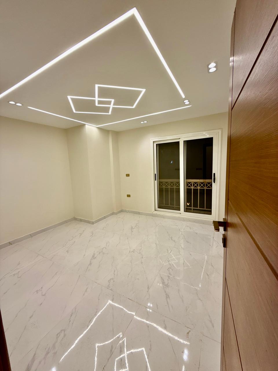 بمدينتى شقة 107 م2 بحري شرقي للبيع كاش تطل على بـارك