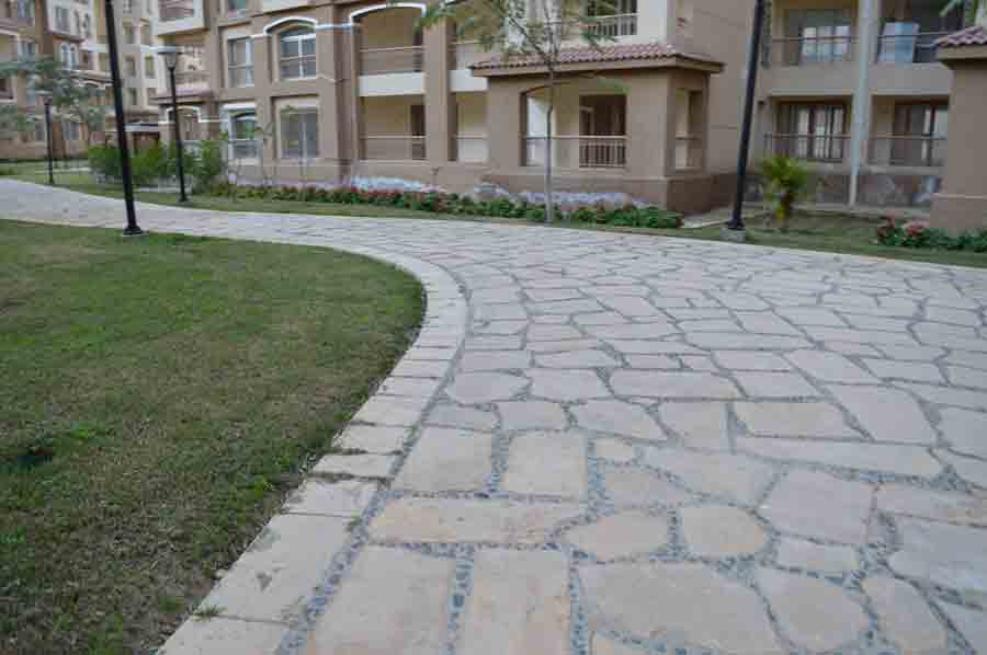 شقه للبيع كاش بمدينتي 175متر في الb3تطل  علي جاردن فيو