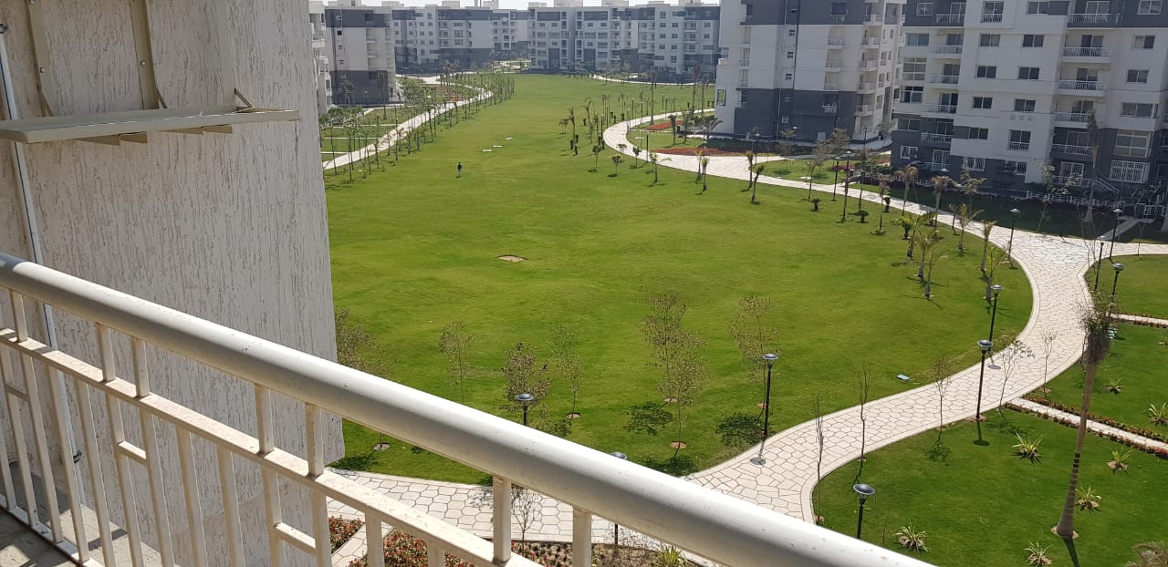 شقه للبيع كاش بمدينتي140متر في الb10 تطل علي وايد  جاردن 