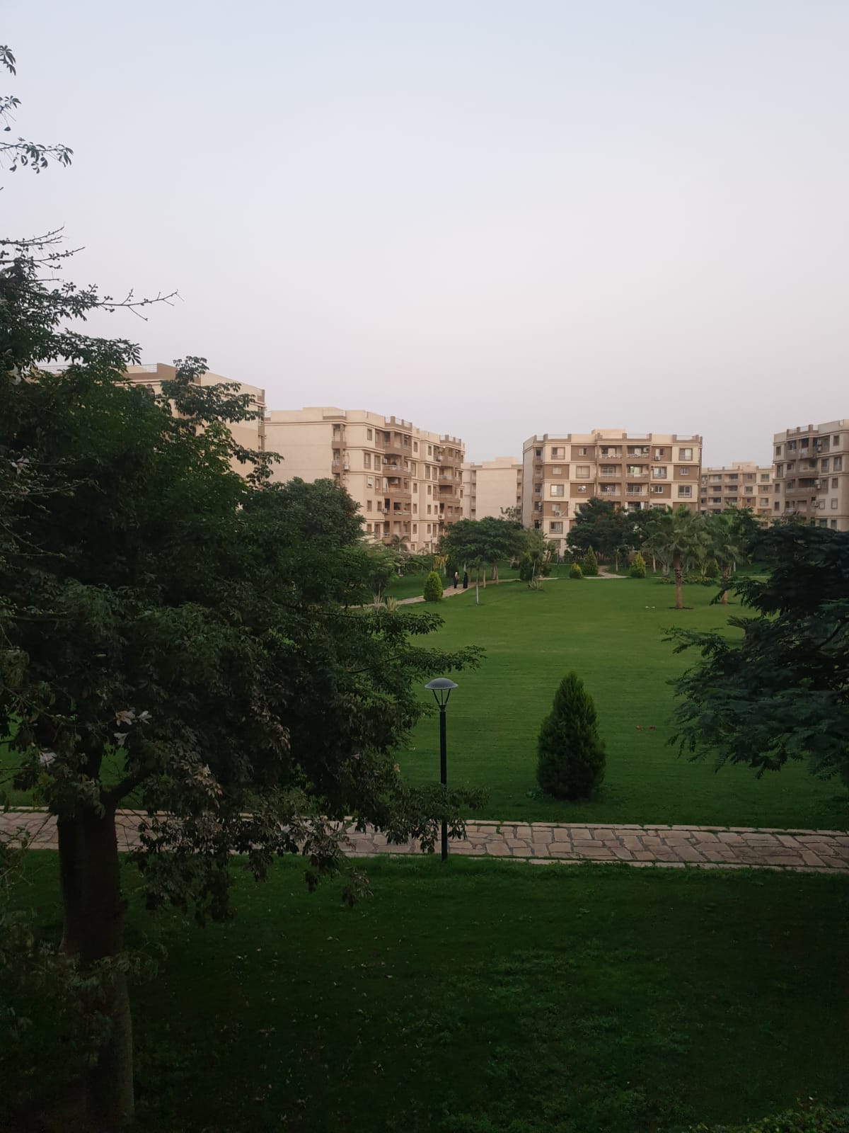 شقه للبيع كاش بمدينتي 131م في الB6 تطل علي وايد جاردن