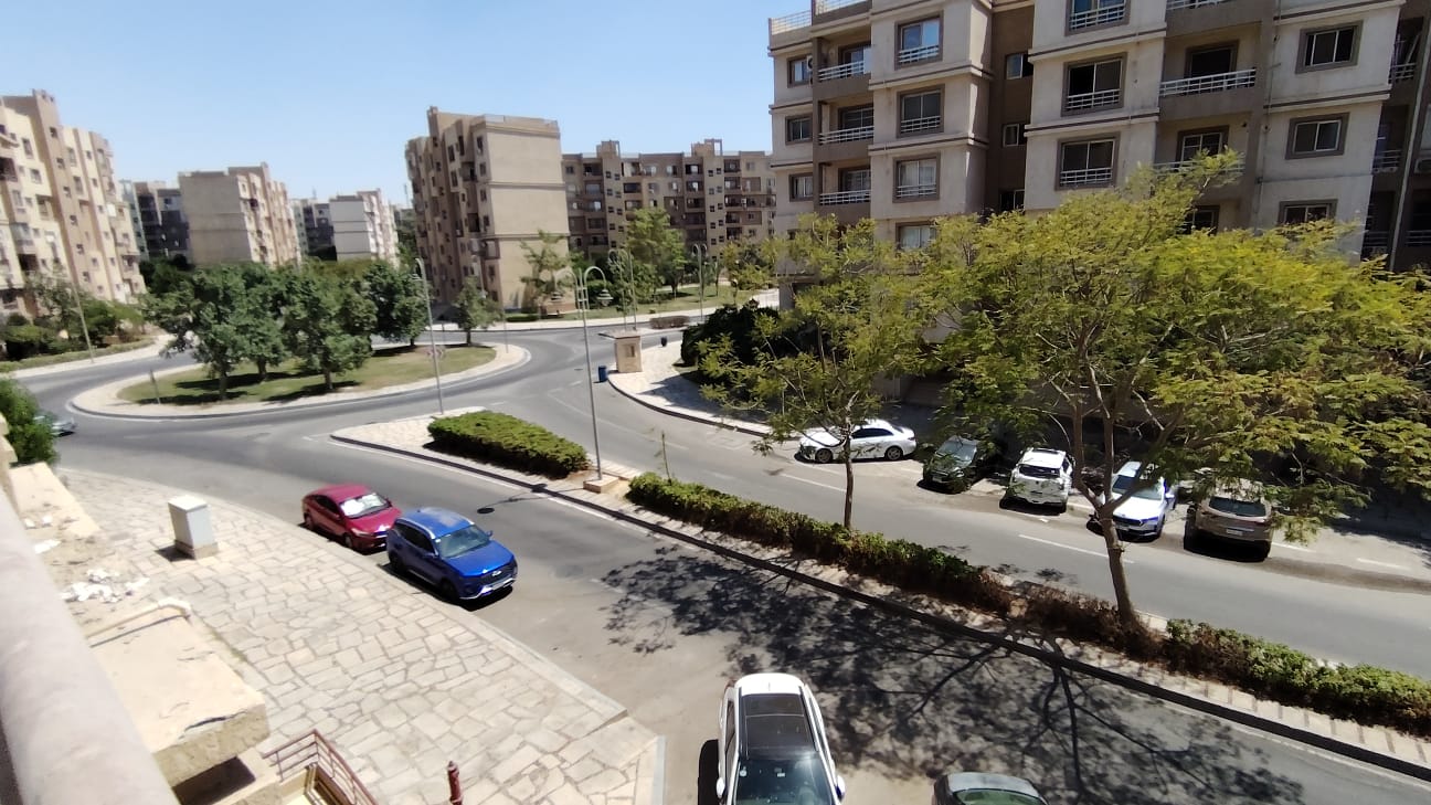 بمدينتى شقة 90 م2 غربى للبيع كاش تطل على شارع رئيسى