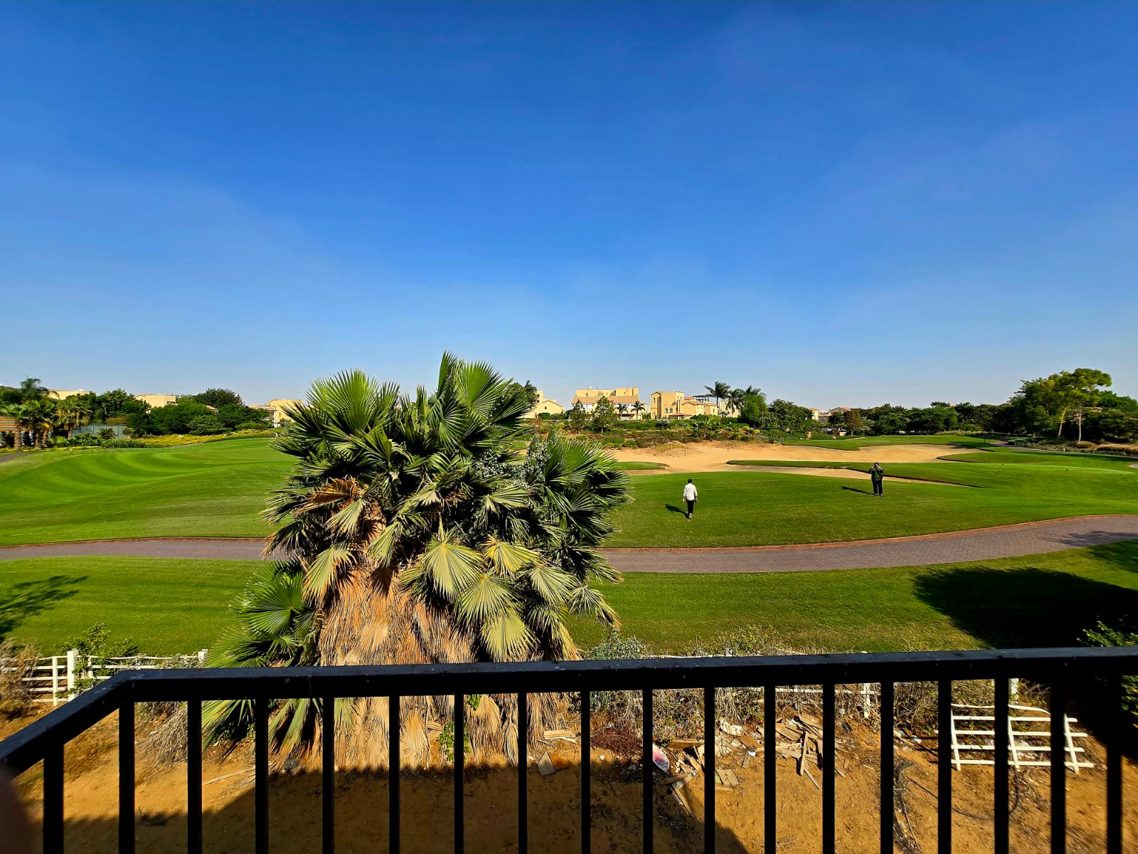 للبيع فيلا نموذج T فيو عمودي علي الجولف امام بوابة 1 مدينتي 