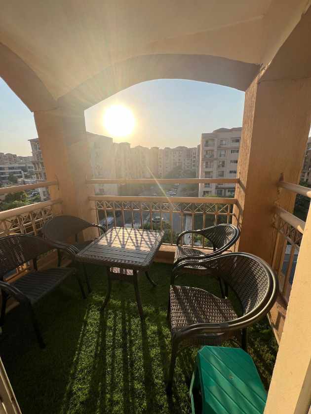 للبيع بمدينتى شقه 135م بالb3 دور خامس فيو جاردن وشارع 