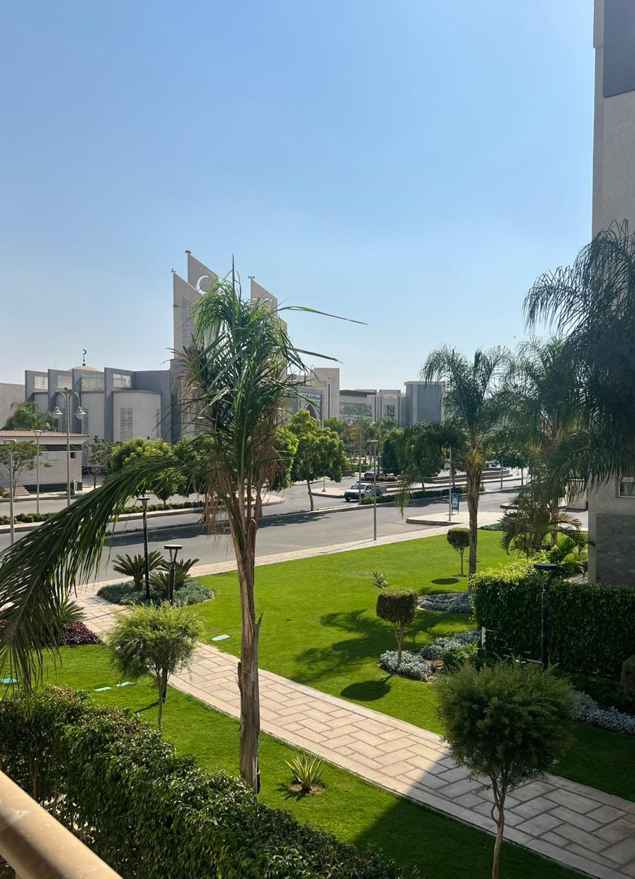 شقه للايجار المفروش بمدينتي b10 بجانب منطقه الخدمات