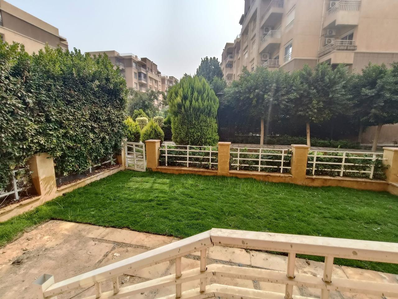 شقه للبيع كاش بمدينتي 109متر في الb11تطل علي وايد جاردن فيو