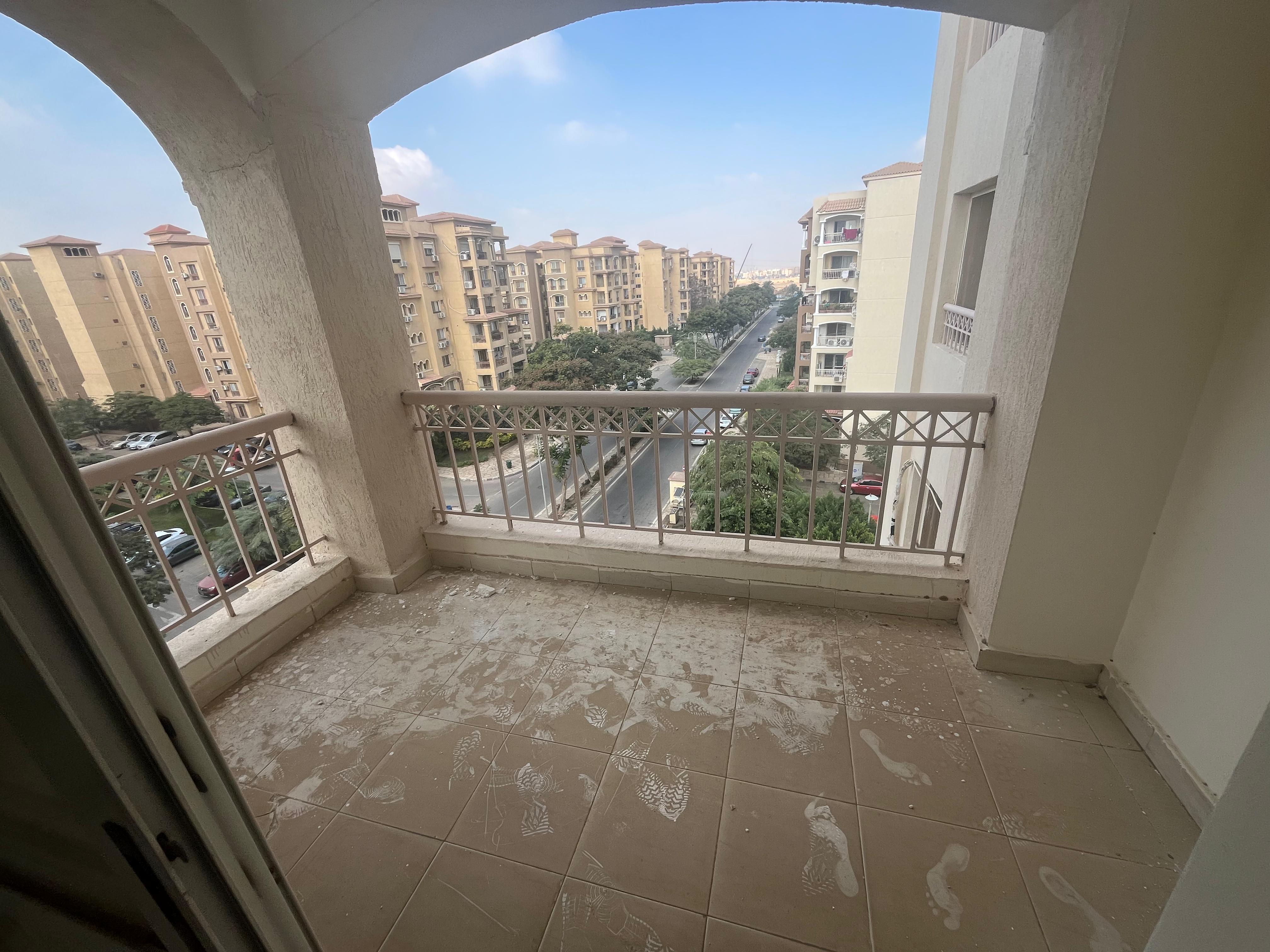 شقه للبيع كاش بمدينتي135متر في الb1 