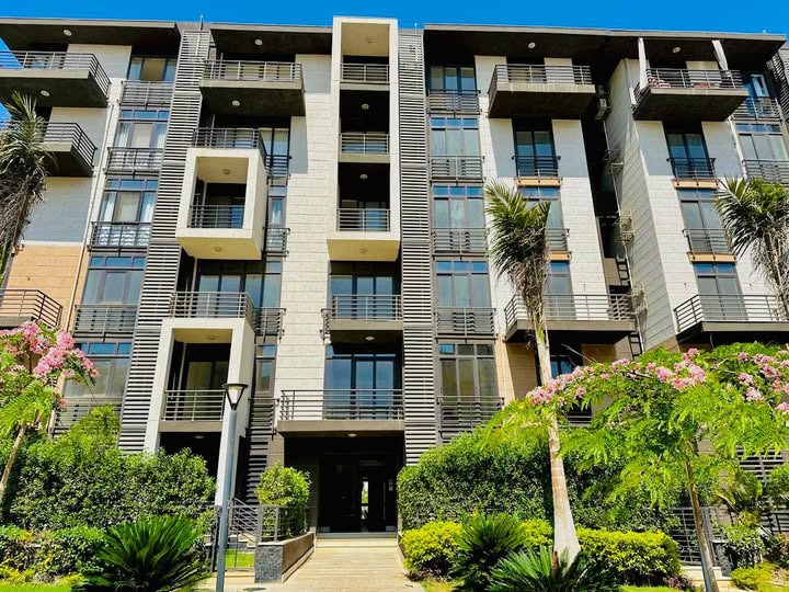 بمدينتى شقة 138 م2 بحري شرقي للبيع تقسيط تطل على شارع