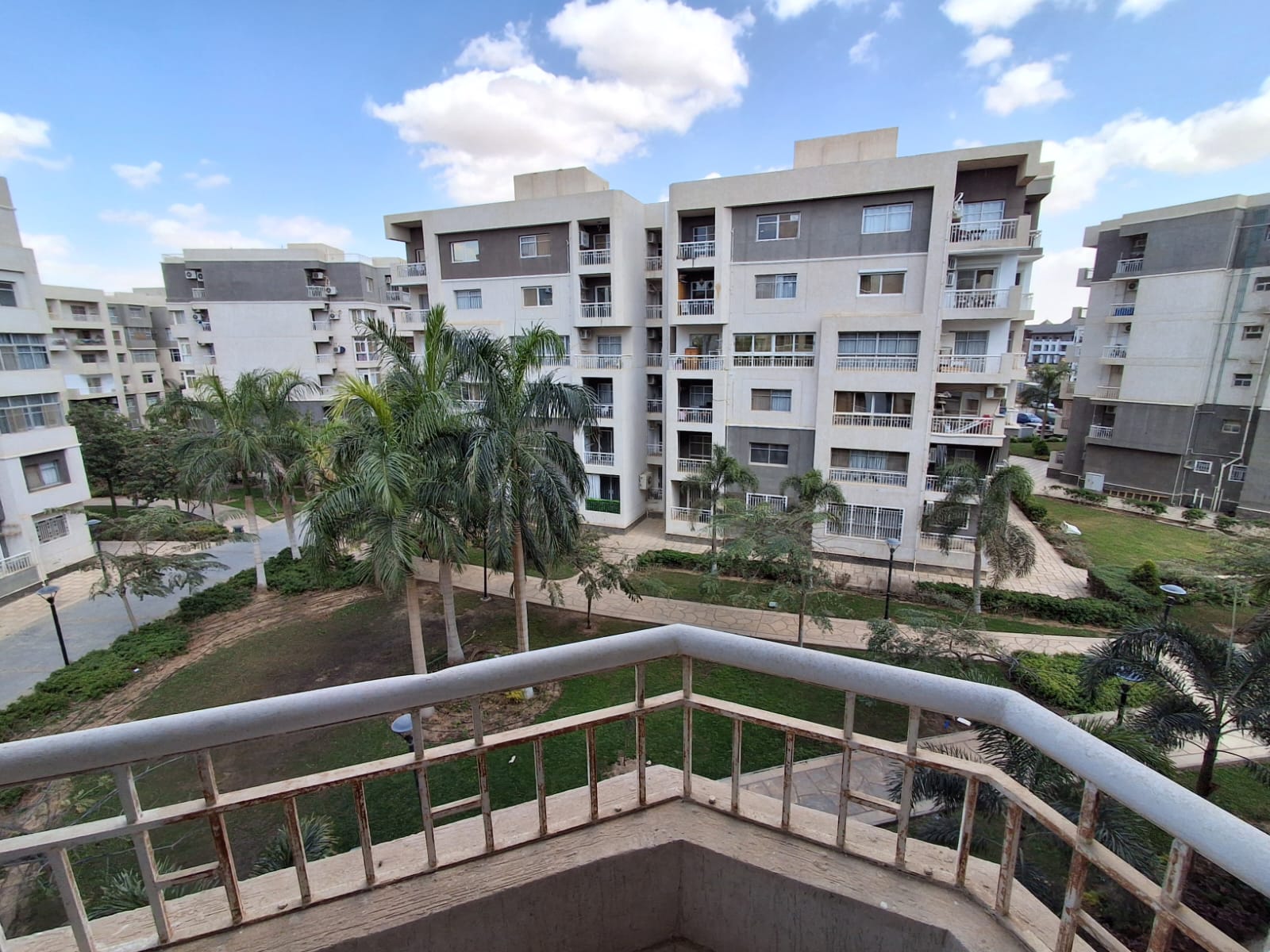 شقه للبيع كاش بمدينتي 160متر في الb10تطل علي جاردن فيو وبارك