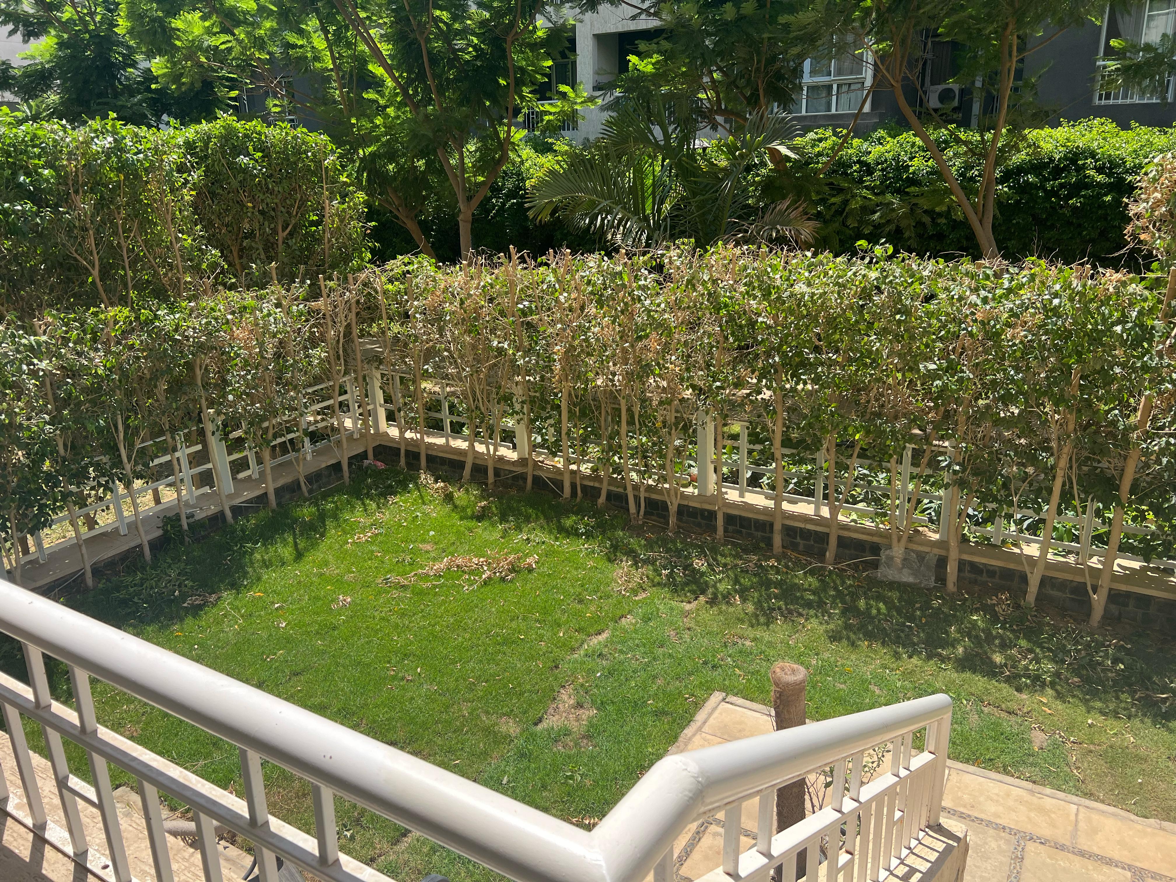 شقه للبيع كاش بمدينتي 149م+50حديقه في الB10تطل علي جاردين