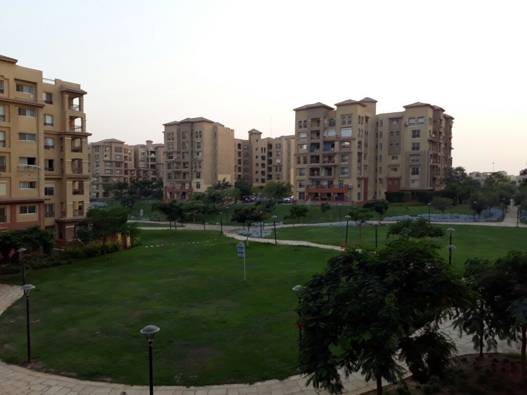 شقة 107م للبيع بمدينتي b2 سوبر لوكس بجوار النادي 