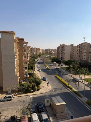 شقه للبيع بمدينتي 135متر في الb3 بجوار الخدمات