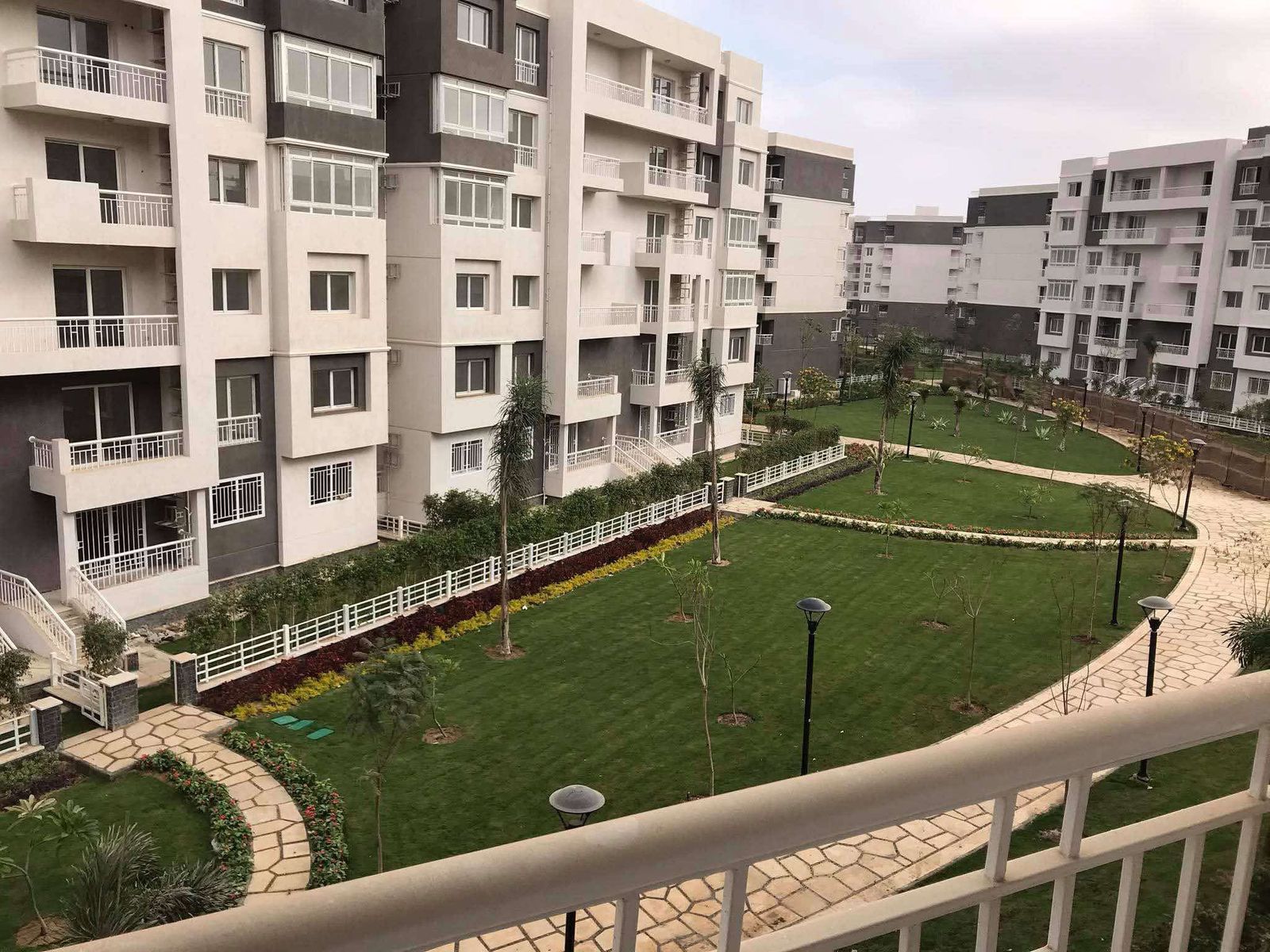 شقه للبيع كاش بمدينتي 116متر في الb10امام مول ALL seasons pa