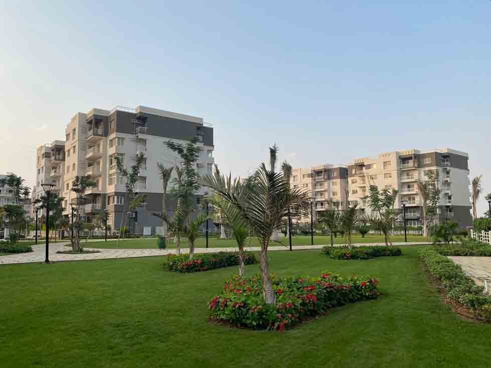 شقه للبيع بمدينتي 92 م ارضي بدون حديقة امام الخدمات مباشرة