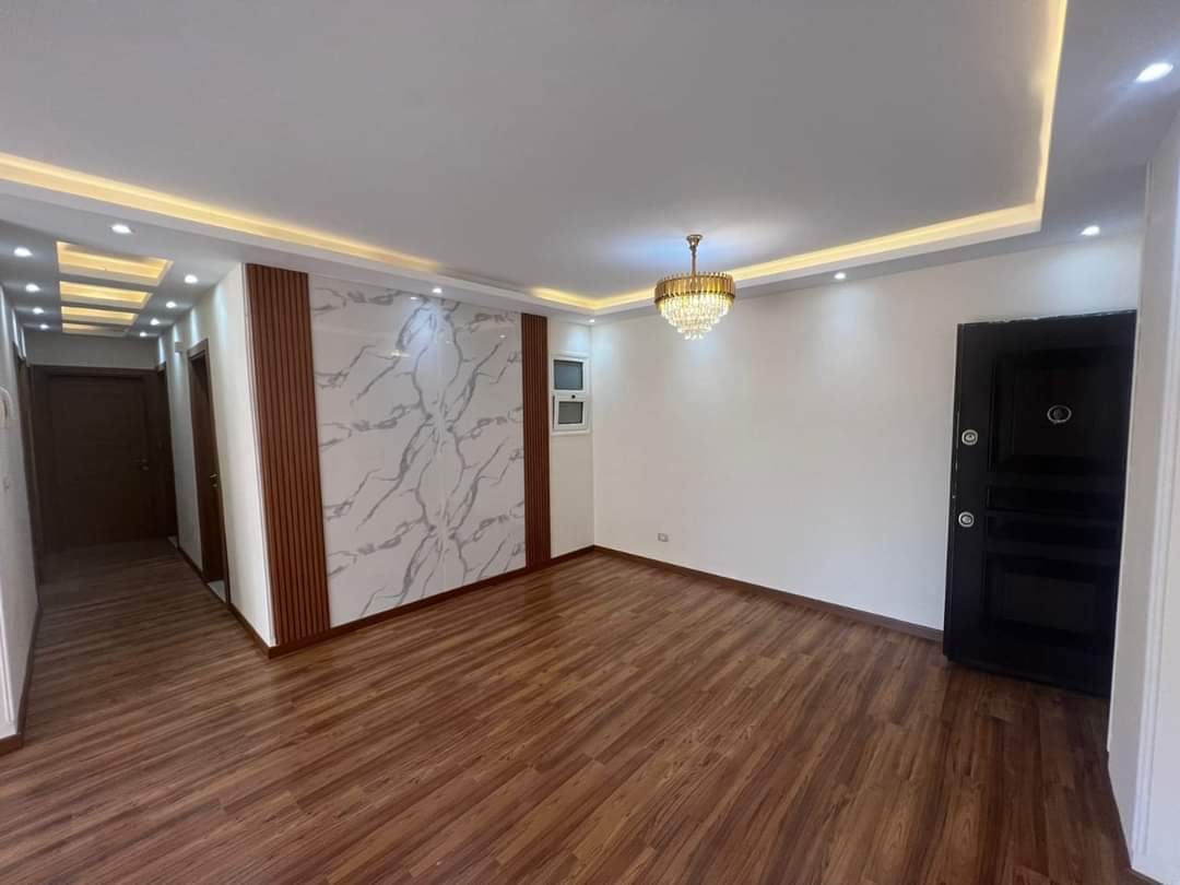  شقه للبيع بمدينتي106م+40حديقه في B10تطل علي الشارع الرئيسي