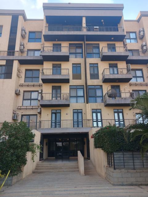 شقه للايجار قانون بمدينتي149م بالB8 بالتكييفات والجراج 