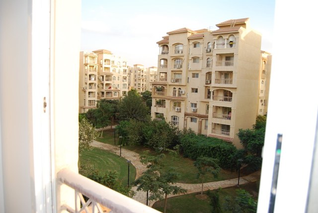 شقه للبيع كاش بمدينتي 235متر في الB3 قريبة من الساوث بارك