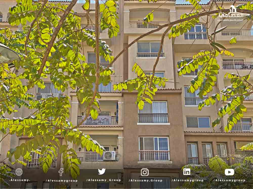 شقه للبيع كاش بمدينتي 143متر في الb6تطل علي الخدمات مباشره