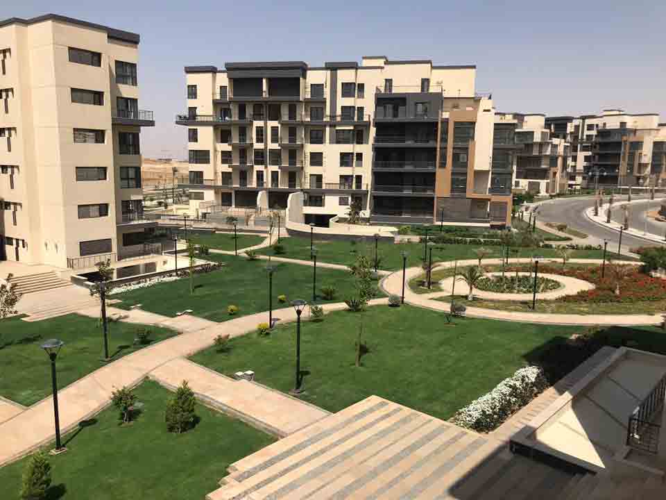 شقه للبيع كاش بمدينتي 220متر في الb8 تطل  علي وايد جاردن فيو