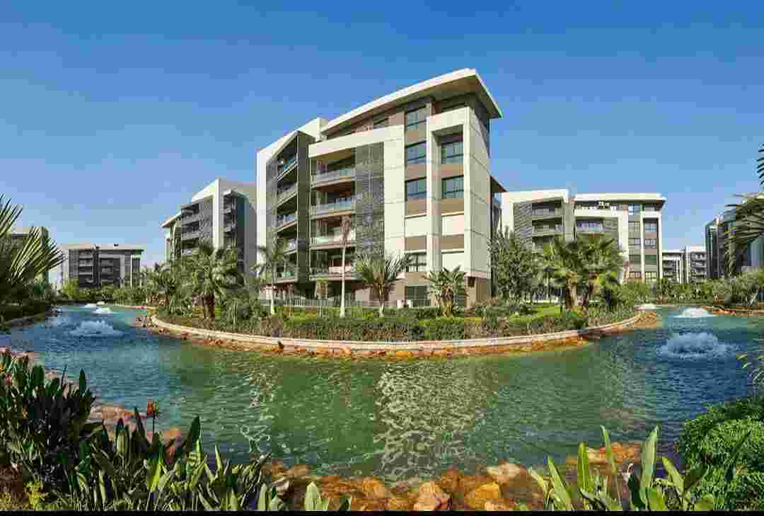 بمدينتى شقة 131 م2 بحري غربي للبيع كاش تطل على الاجون - منطقة البحيرات