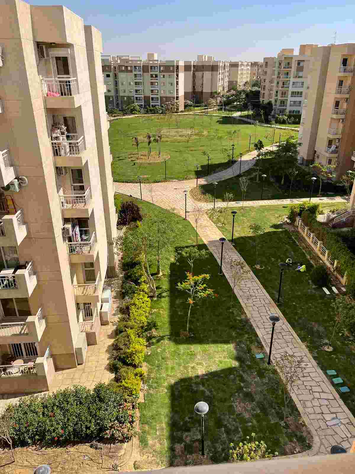 شقه للبيع كاش بمدينتي165 متر في الb11 تطل علي نارو جاردن فيو