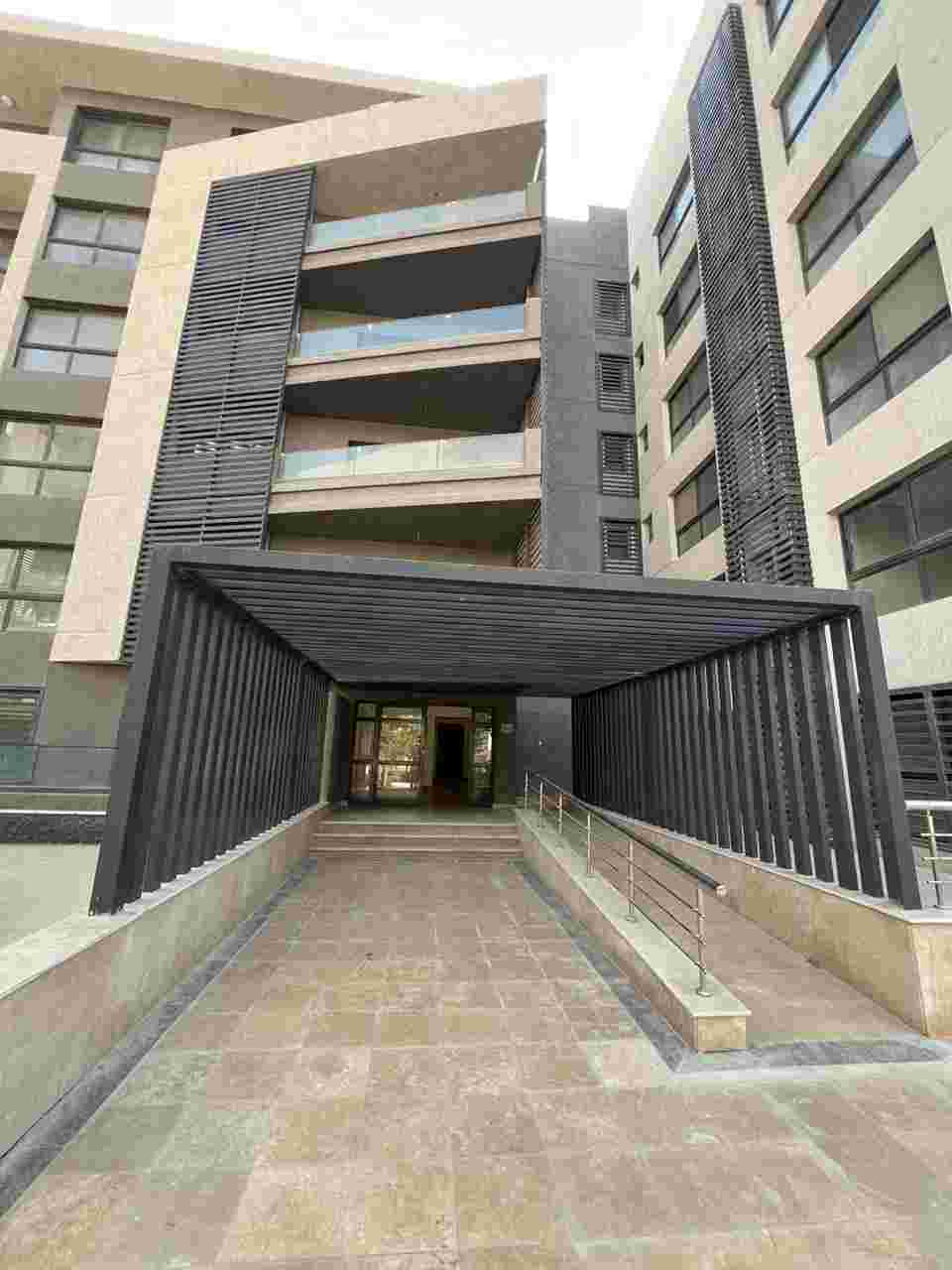 بمدينتى شقة 137 م2 بحري شرقي للبيع تقسيط تطل على بـارك