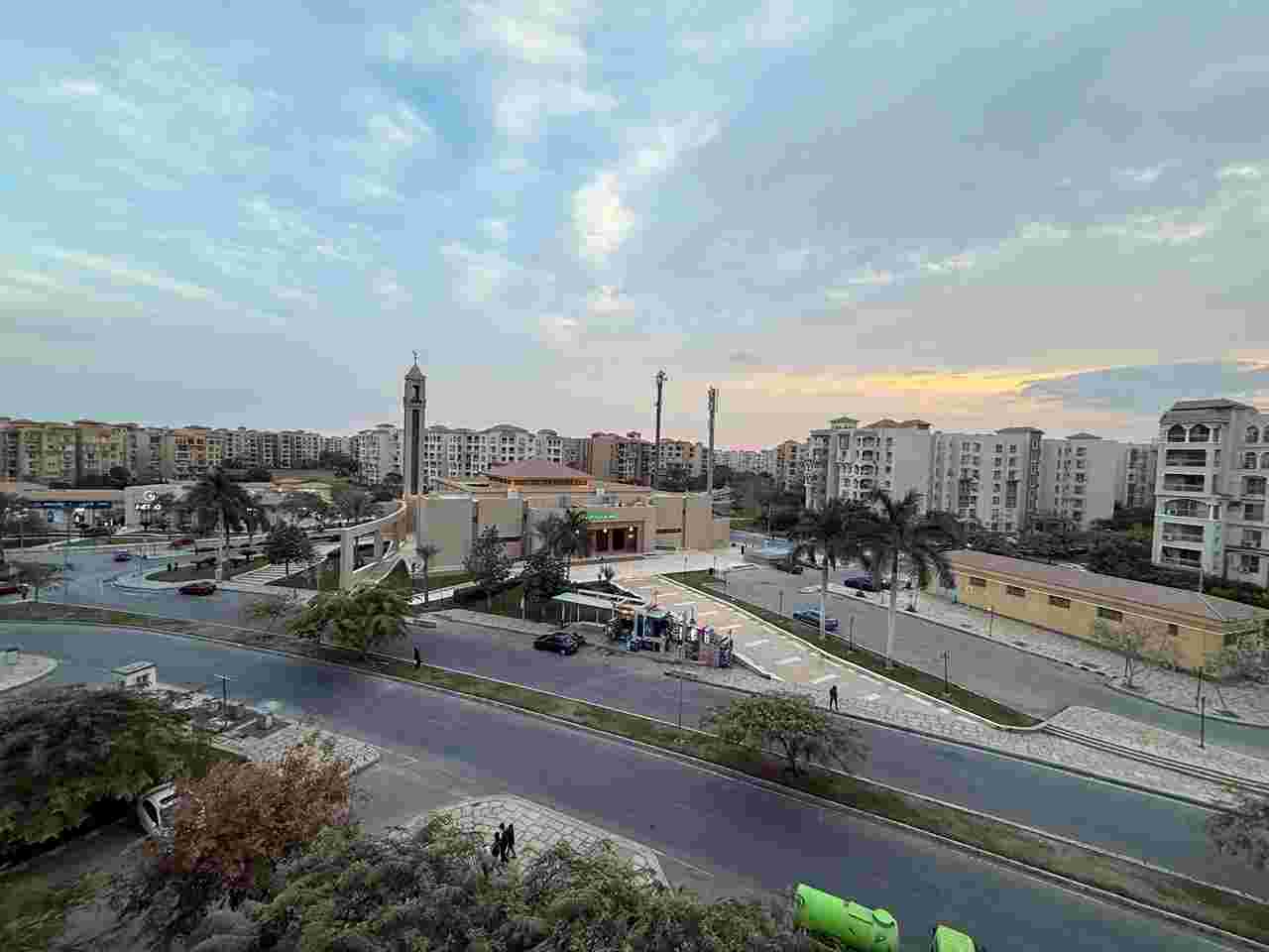 بمدينتى شقة 135 م2 للبيع كاش تطل على شارع رئيسى و المسجد