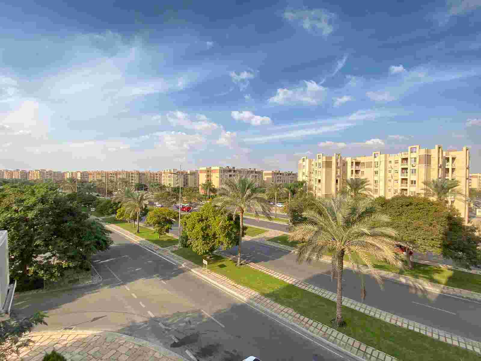 بمدينتى شقة 137 م2 بحرى للبيع كاش تطل على شارع رئيسى وجاردن