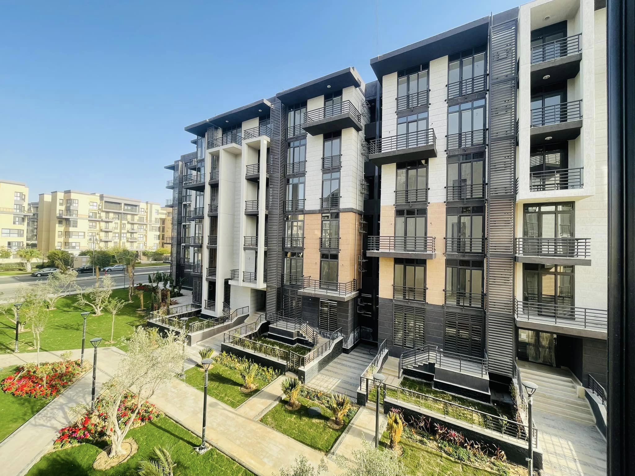 للبيع بأرقى مراحل مدينتى شقه مساحة 127 م ال B8 قسط 10 سنه